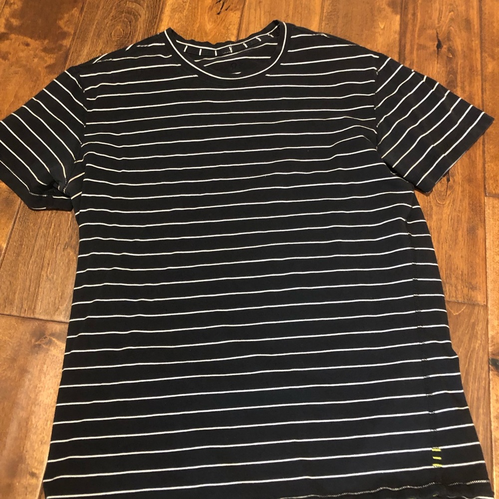 Men’s Lululemon shirt size medium